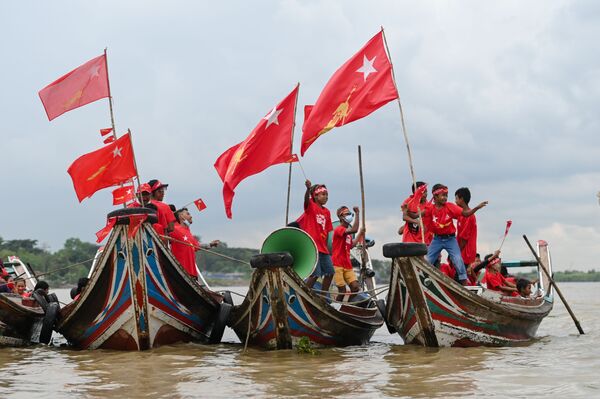 Những người ủng hộ đảng NLD đi thuyền trên sông Yangon, Myanmar - Sputnik Việt Nam