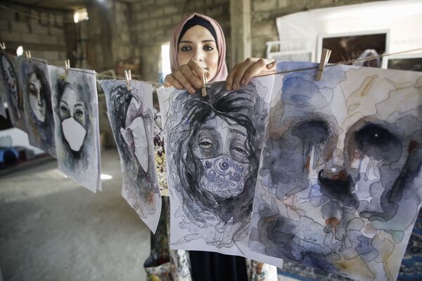 Nghệ sĩ người Palestine Khulud al-Desouki với các tác phẩm của mình ở Khan Younis - Sputnik Việt Nam