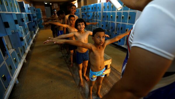 Khử trùng cho trẻ em trước khi tập bơi ở Karbala, Iraq - Sputnik Việt Nam