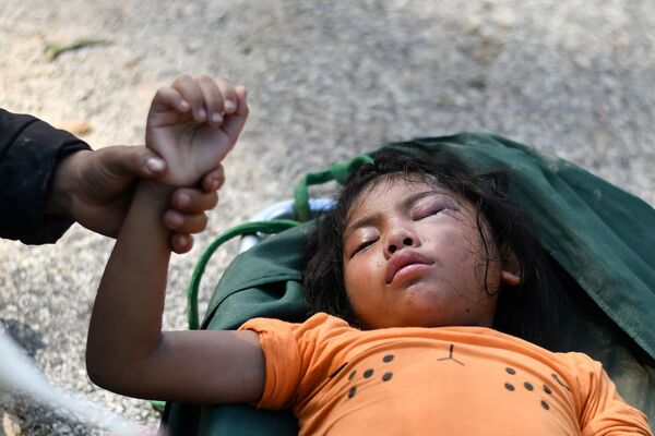 Bé gái bị ảnh hưởng bởi trận lở đất do bão Molave ​​ở Việt Nam - Sputnik Việt Nam