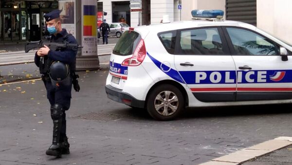 Một sĩ quan cảnh sát tại hiện trường nơi giáo dân bị tấn công trong nhà thờ Đức Bà ở Nice. - Sputnik Việt Nam