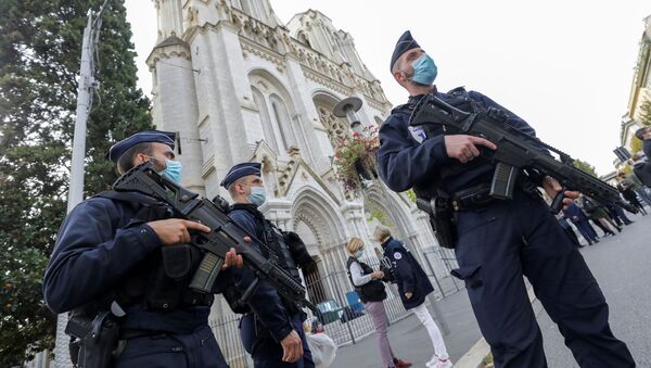 Các sĩ quan cảnh sát tại hiện trường nơi giáo dân bị tấn công trong nhà thờ Đức Bà ở Nice. - Sputnik Việt Nam