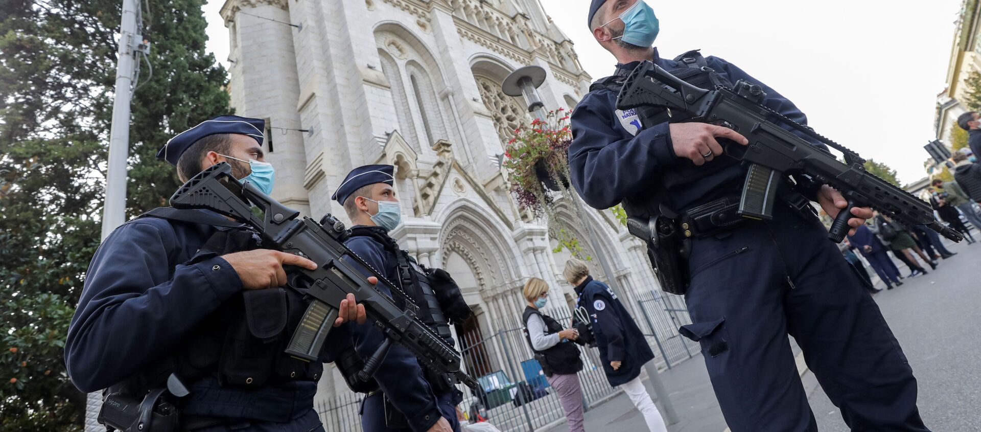 Các sĩ quan cảnh sát tại hiện trường nơi giáo dân bị tấn công trong nhà thờ Đức Bà ở Nice. - Sputnik Việt Nam, 1920, 30.10.2020