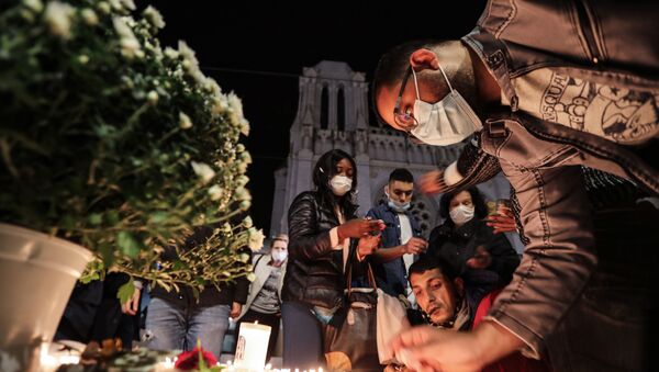Dân chúng thắp nến tưởng niệm bên ngoài Nhà thờ Đức Bà ở Nice, nơi xảy ra vụ tấn công. - Sputnik Việt Nam