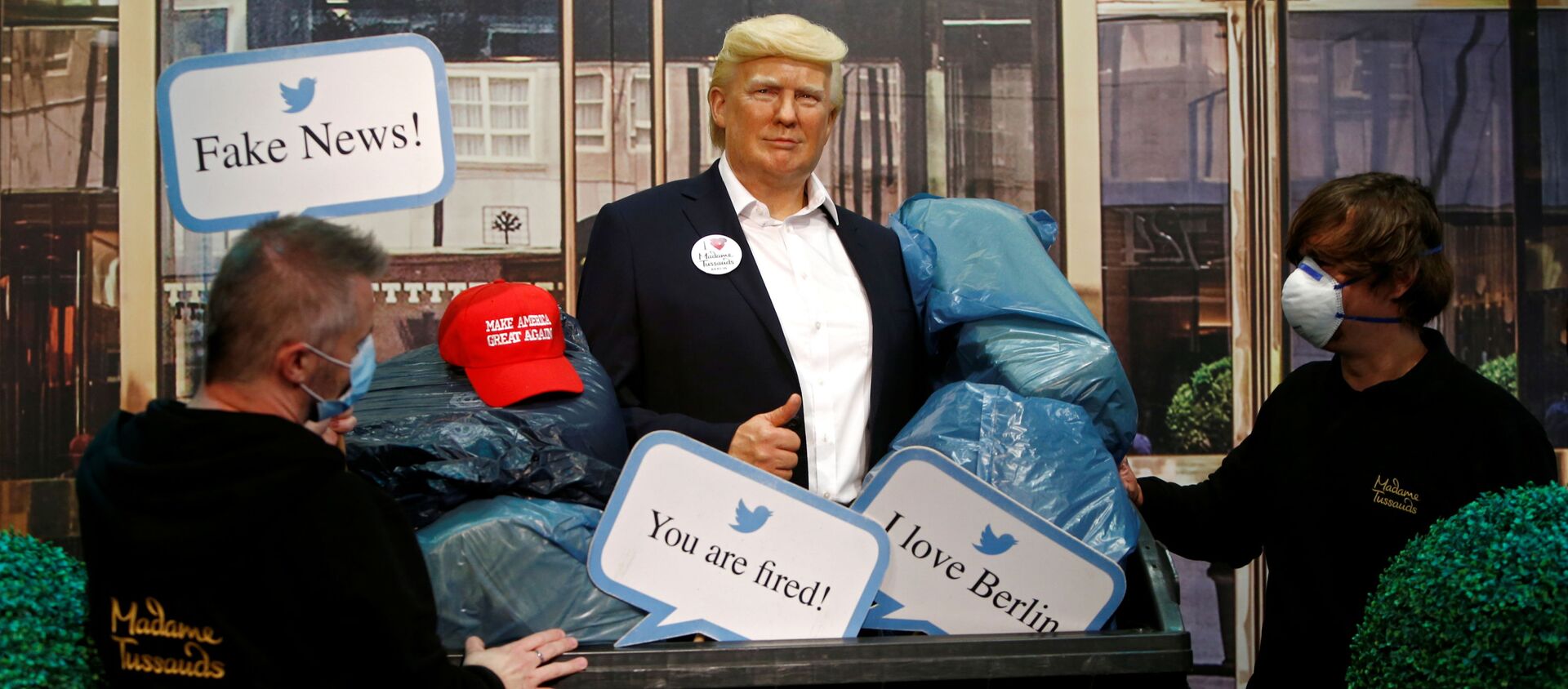 Tượng Tổng thống Mỹ Donald Trump trong thùng rác tại Bảo tàng tượng sáp Madame Tussaud ở Berlin. - Sputnik Việt Nam, 1920, 31.10.2020