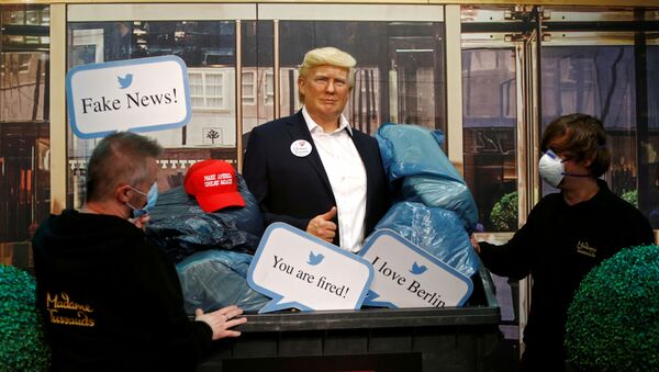 Tượng Tổng thống Mỹ Donald Trump trong thùng rác tại Bảo tàng tượng sáp Madame Tussaud ở Berlin. - Sputnik Việt Nam