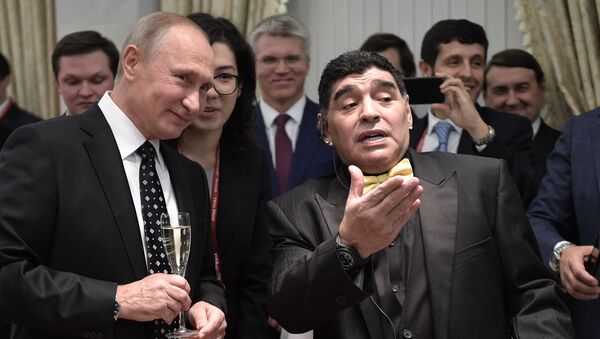 Tổng thống Nga Vladimir Putin và cầu thủ bóng đá Argentina Diego Maradona. - Sputnik Việt Nam