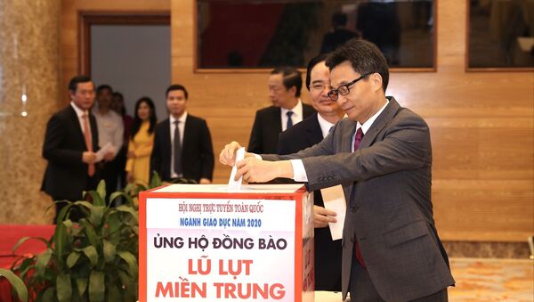 Phó Thủ tướng Vũ Đức Đam dự hội nghị tại điểm cầu Hà Nội và tham gia quyên góp ủng hộ đồng bào miền Trung khắc phục thiệt hại đợt lũ lụt vừa qua - Sputnik Việt Nam