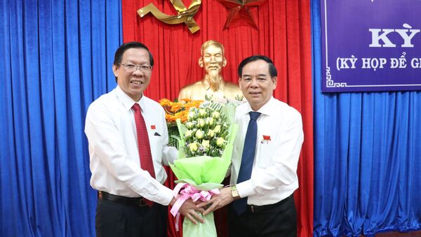 Bí thư Tỉnh ủy Bến Tre Phan Văn Mãi (bên trái) tặng hoa chúc mừng ông Trần Ngọc Tam được bầu giữ chức Chủ tịch UBND tỉnh Bến Tre, nhiệm kỳ 2016 - 2021 - Sputnik Việt Nam