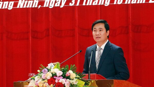 Ông Nguyễn Tường Văn, Chủ tịch UBND tỉnh Quảng Ninh nhiệm kỳ 2016 - 2021 phát biểu nhận nhiệm vụ - Sputnik Việt Nam