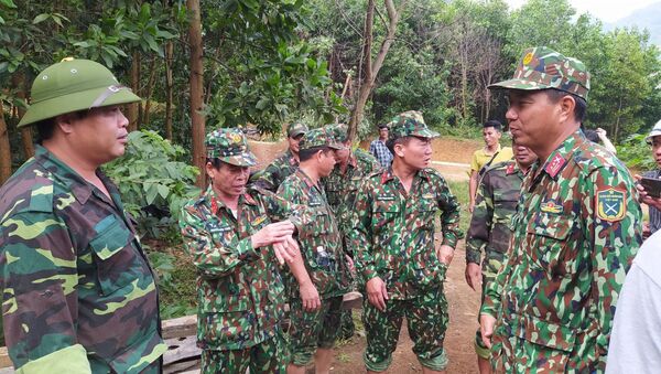 Lực lượng cứu hộ nỗ lực băng rừng Phước Lộc để tiếp cận xã Phước Sơn - Sputnik Việt Nam