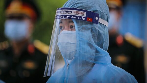 Gương mặt kiên định của một bác sĩ Trung tâm Phòng chống bệnh tật tỉnh Hòa Bình trong buổi đón đoàn công dân về cách ly theo dõi COVID-19 - Sputnik Việt Nam
