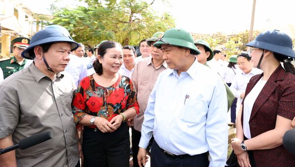 Thủ tướng Nguyễn Xuân Phúc đến thăm hỏi và tặng quà các thầy cô giáo và học sinh Trường THCS Thị trấn Châu Ổ, huyện Bình Sơn - Sputnik Việt Nam