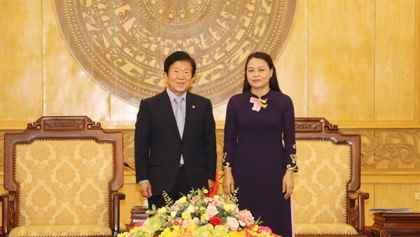 Chủ tịch Quốc hội Hàn Quốc Park Byeong-Seug và Bí thư Tỉnh ủy Ninh Bình Nguyễn Thị Thu Hà - Sputnik Việt Nam