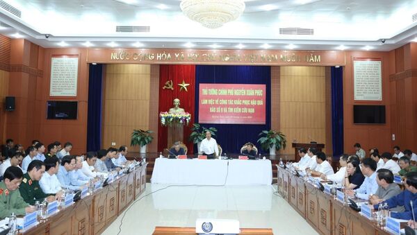 Thủ tướng Nguyễn Xuân Phúc và các đại biểu xem bản đồ chỉ huy cứu hộ, cứu nạn tại huyện Phước Sơn và Nam Trà My, Quảng Nam - Sputnik Việt Nam