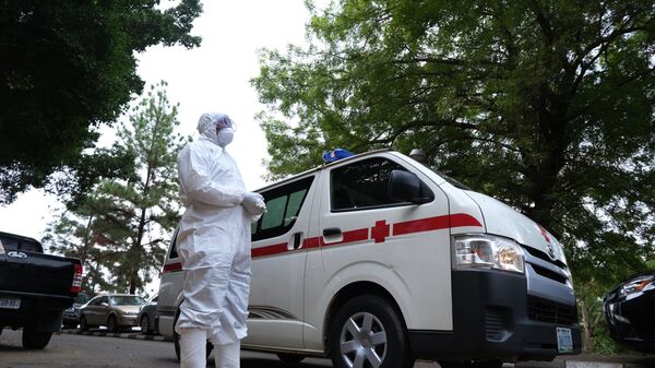 Bác sĩ mặc đồ bảo hộ gần xe cứu thương ở Nigeria. - Sputnik Việt Nam
