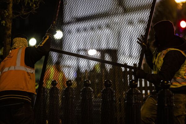 Công nhân lắp hàng rào quanh Nhà Trắng trước thềm bầu cử Tổng thống Mỹ - Sputnik Việt Nam