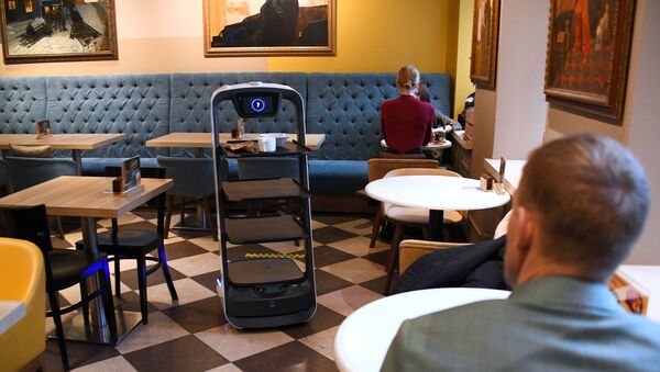 Bồi bàn robot tại quán cà phê Shokoladnitsa trên ngõ Klimentovsky ở Matxcơva - Sputnik Việt Nam