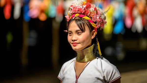 Người phụ nữ ở làng Baan Tong Luang ở Thái Lan - Sputnik Việt Nam