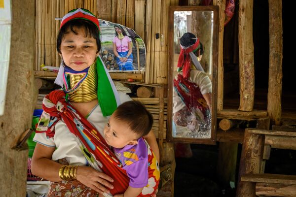 Người phụ nữ với trẻ em ở làng Baan Tong Luang ở Thái Lan - Sputnik Việt Nam