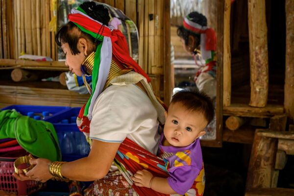 Người phụ nữ với trẻ em ở làng Baan Tong Luang ở Thái Lan - Sputnik Việt Nam
