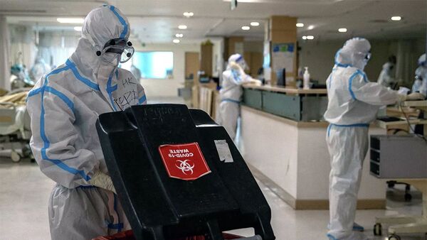 Các bác sĩ mặc đồ bảo hộ tại một bệnh viện ở New Delhi, Ấn Độ - Sputnik Việt Nam