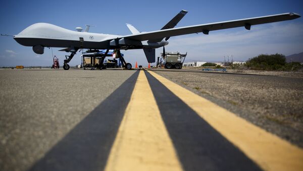 Một chiếc máy bay General Atomics MQ-9 Reaper đứng trên đường băng trong Black Dart, một cuộc trình diễn bắn đạn thật, bay trực tiếp của 55 máy bay không người lái hoặc máy bay không người lái, tại Căn cứ Hải quân Ventura County Sea Range, Point Mugu, gần Oxnard, California vào tháng 7 31, 2015 - Sputnik Việt Nam
