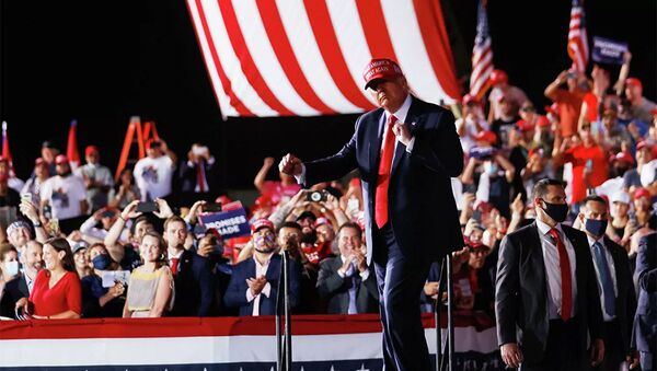 Tổng thống Hoa Kỳ Donald Trump trong một cuộc mít tinh tranh cử ở Opa Locke, Florida, Hoa Kỳ, ngày 2 tháng 11 năm 2020 - Sputnik Việt Nam