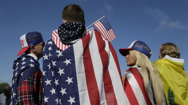 Người hâm mộ bóng đá đeo cờ Mỹ tại sân vận động - Sputnik Việt Nam
