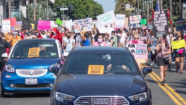 Người biểu tình trên đường phố ở Los Angeles. - Sputnik Việt Nam