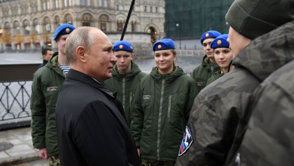Ông Vladimir Putin nói chuyện với đại diện các tổ chức thanh niên sau khi đặt hoa tại tượng đài Kuzma Minin và Dmitry Pozharsky trên Quảng trường Đỏ nhân Ngày Thống nhất quốc gia. - Sputnik Việt Nam
