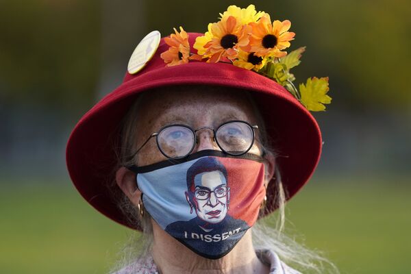 Người phụ nữ đeo khẩu trang với chân dung Thẩm phán Tòa án Tối cao Ruth Bader Ginsburg trong cuộc biểu tình ở Portland - Sputnik Việt Nam