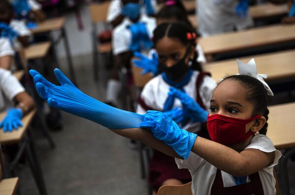 Nữ sinh đeo găng tay bảo hộ và khẩu trang ở trường học, Havana - Sputnik Việt Nam