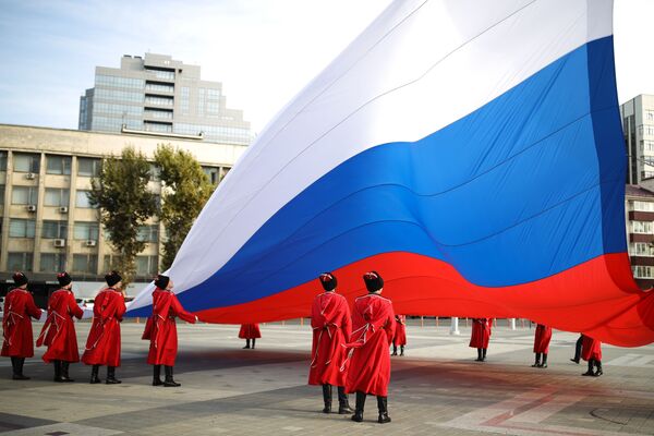 Lễ thượng kỳ Liên bang Nga của Đội quân Bảo vệ Danh dự người dân quân Cossack Kuban, diễn ra long trọng vào Ngày thống nhất quốc gia ở Krasnodar - Sputnik Việt Nam