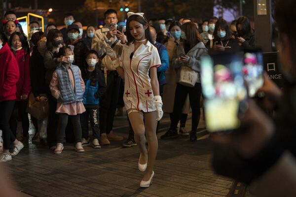 Một cô gái hóa trang thành y tá nói chuyện với đám đông trong đêm Halloween tại một khu mua sắm ở Bắc Kinh - Sputnik Việt Nam