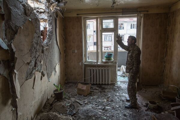 Người đàn ông trong căn hộ bị phá hủy ở Stepanakert, Karabakh - Sputnik Việt Nam