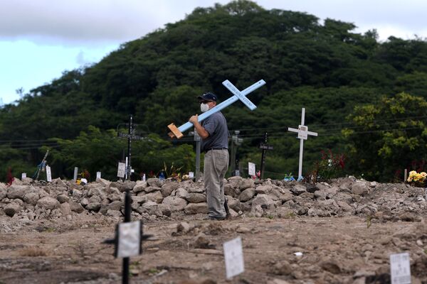 Người đàn ông với cây thánh giá tại nghĩa trang «Covid-19» vào Ngày của người chết ở Honduras - Sputnik Việt Nam