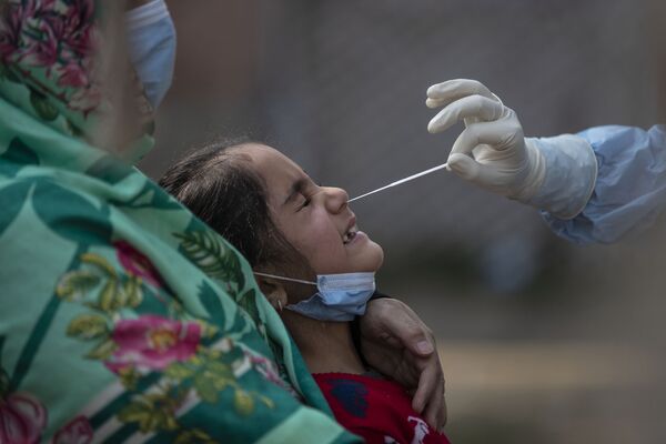 Nhân viên y tế làm xét nghiệm coronavirus ở trẻ em, Ấn Độ - Sputnik Việt Nam