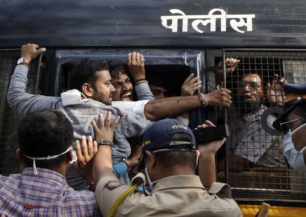 Cảnh sát bắt giữ người biểu tình từ đảng Bharatiya Janata, Ấn Độ - Sputnik Việt Nam