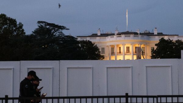 Các nhân viên mật vụ Mỹ trên quảng trường trước Nhà Trắng ở Washington. - Sputnik Việt Nam