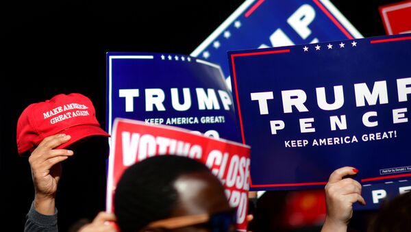 Những người ủng hộ Tổng thống Mỹ Donald Trump với biểu ngữ ở Philadelphia, Mỹ - Sputnik Việt Nam