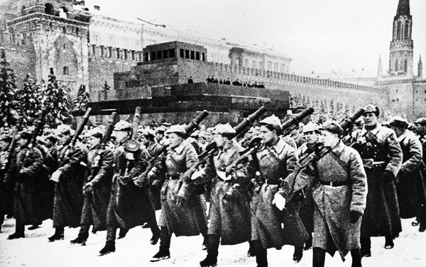 Cuộc duyệt binh trước Lăng Lenin trên Quảng trường Đỏ ngày 7 tháng 11 năm 1947. - Sputnik Việt Nam
