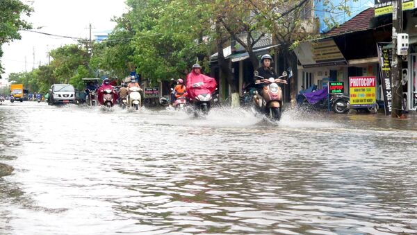 Tuyến đường Quang Trung, thành phố Quảng Ngãi ngập nặng.  - Sputnik Việt Nam
