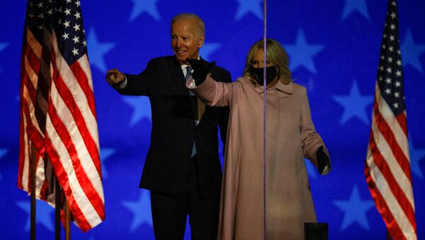 Joe Biden và vợ biểu diễn ở Wilmington, Delaware, Mỹ. - Sputnik Việt Nam