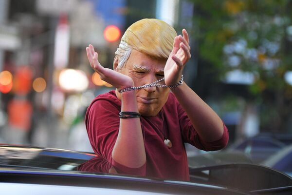 Người đàn ông đeo mặt nạ Donald Trump lái ô tô trên đường phố New York sau tin ứng cử viên đảng Dân chủ Joseph Biden giành chiến thắng trong cuộc bầu cử tổng thống Mỹ - Sputnik Việt Nam