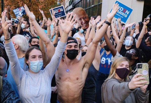 Người dân trên đường phố Philadelphia sau khi ứng cử viên Đảng Dân chủ Joseph Biden tuyên bố chiến thắng trong cuộc bầu cử Tổng thống Mỹ - Sputnik Việt Nam