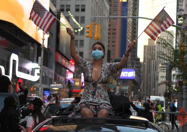 Cô gái trên đường phố New York sau tin ứng cử viên Đảng Dân chủ Joseph Biden giành chiến thắng trong cuộc bầu cử tổng thống Mỹ - Sputnik Việt Nam