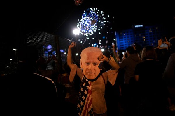 Những người ủng hộ Joe Biden ở Wilmington, bang Delaware ăn mừng chiến thắng bầu cử  - Sputnik Việt Nam