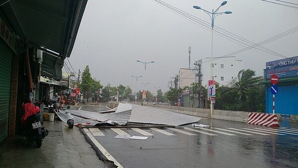 Mái tôn của nhà dân bị gió cuốn bay, nằm la liệt trên mặt đường. - Sputnik Việt Nam