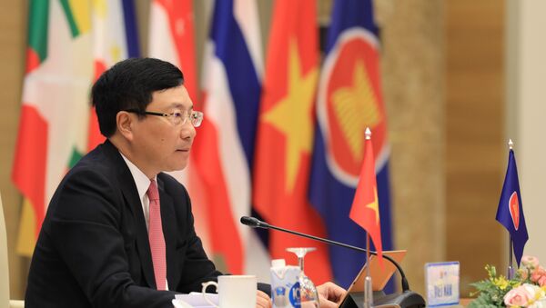 Phó Thủ tướng, Bộ trưởng Bộ Ngoại giao Phạm Bình Minh chủ trì Hội nghị Bộ trưởng Ngoại giao ASEAN theo hình thức trực tuyến. - Sputnik Việt Nam